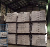 倉庫に積まれた、私たち農家向けの速効性米糠発酵肥料